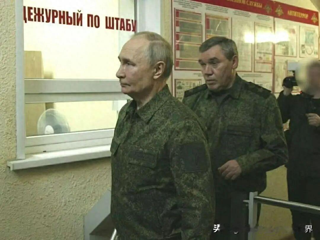 乌克兰要迎来大麻烦了，因为普京突然穿上了军装。熟悉普京的人都知道，他一旦穿上军装