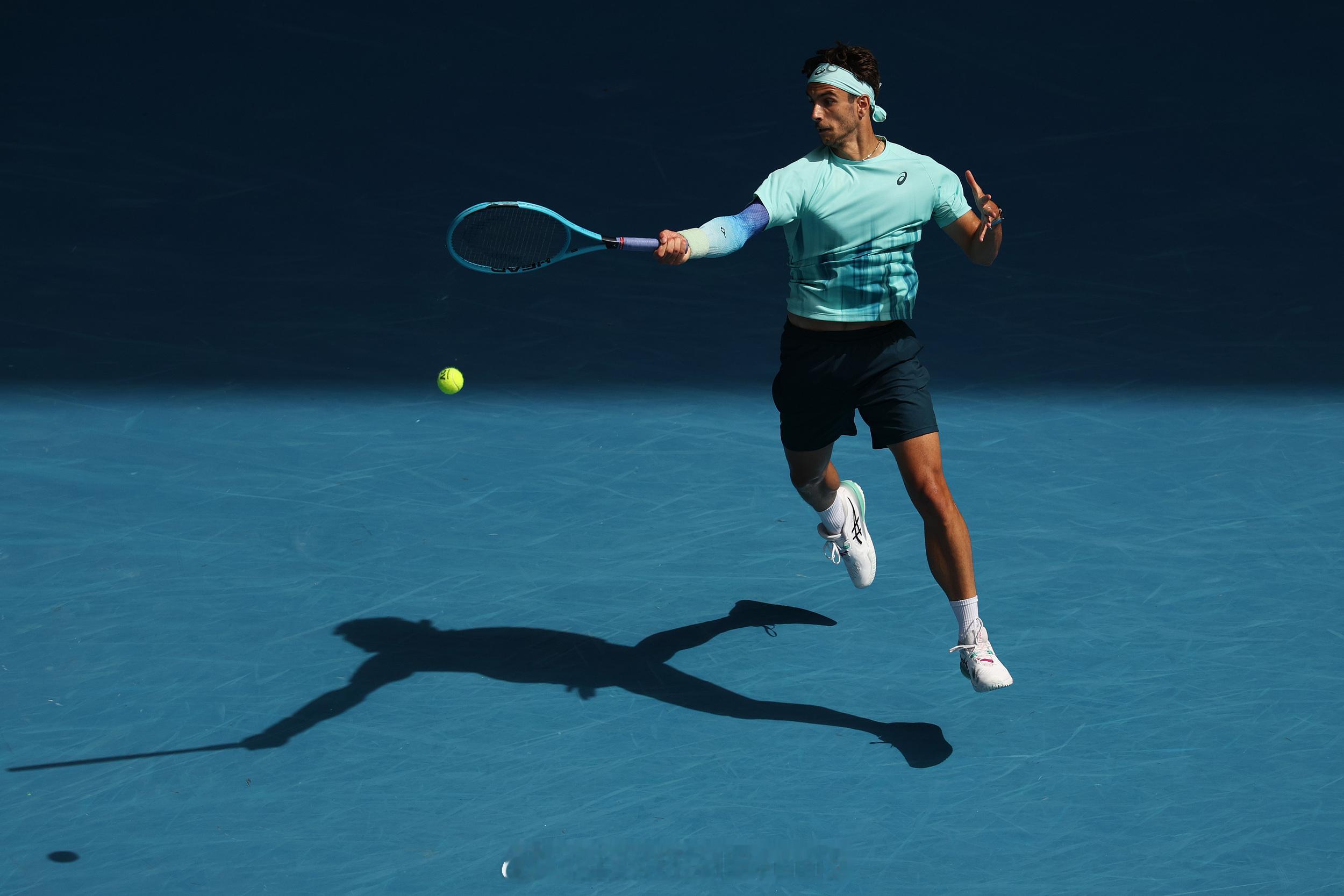 【墨尔本夏夜曲终时，中国健儿绽锋芒】当最后一声击球回声消散于罗德拉沃尔球场的穹顶