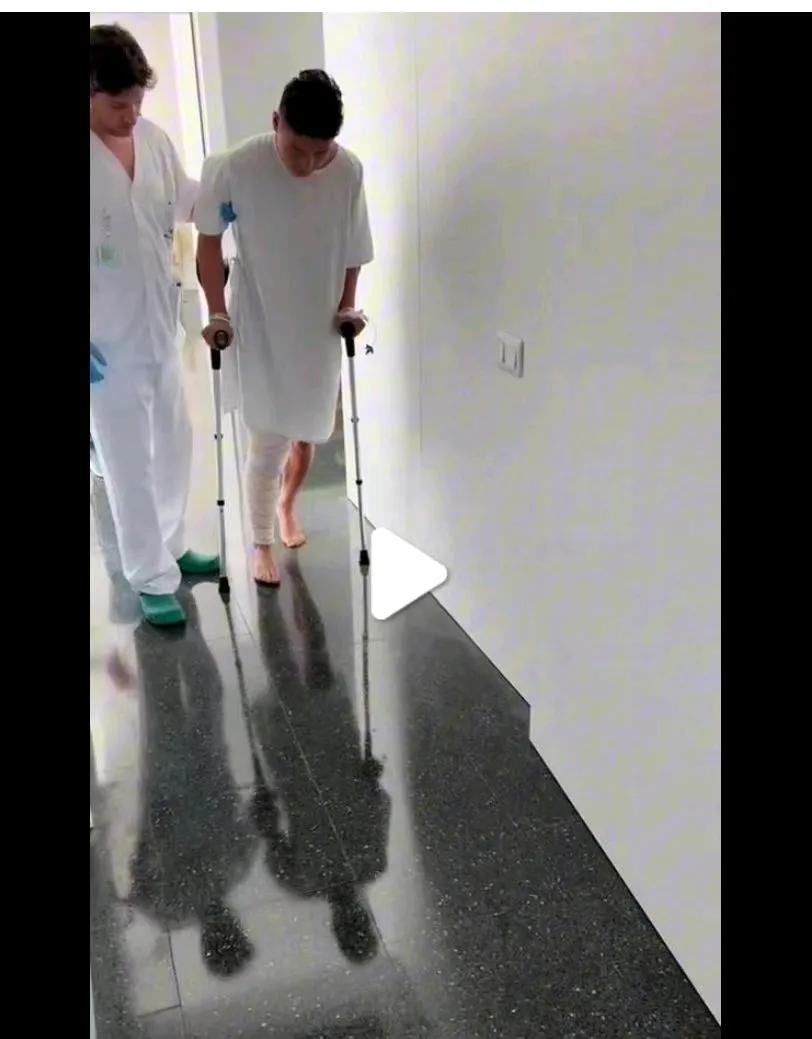 武磊因伤又前往西班牙养伤了。不过，也许是对于足球炽烈的爱，他表示，如果康复了还要