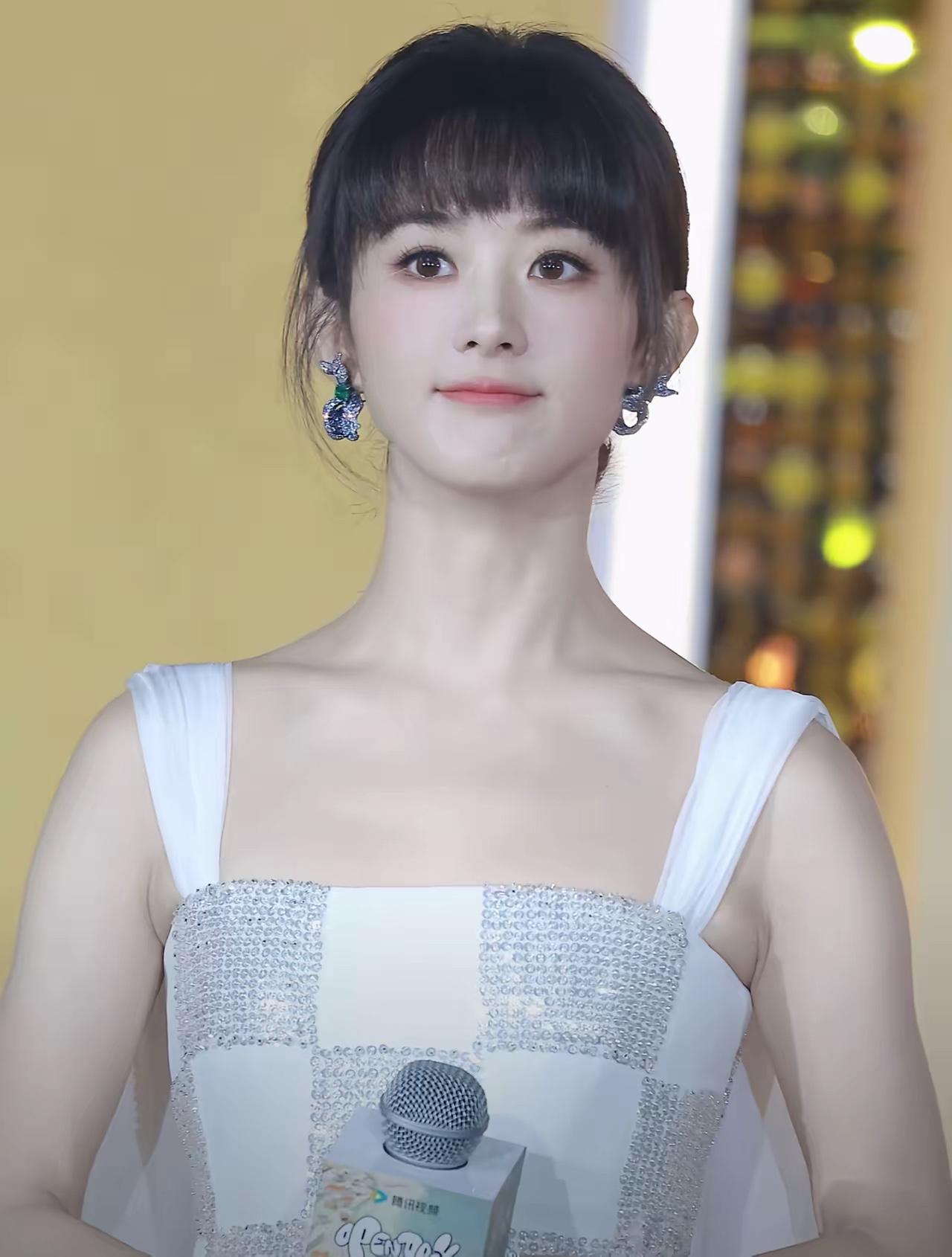 天呐！闺蜜昨天去线下活动见到赵丽颖，回来跟我疯狂“输出”真实感受！她说赵丽颖本人