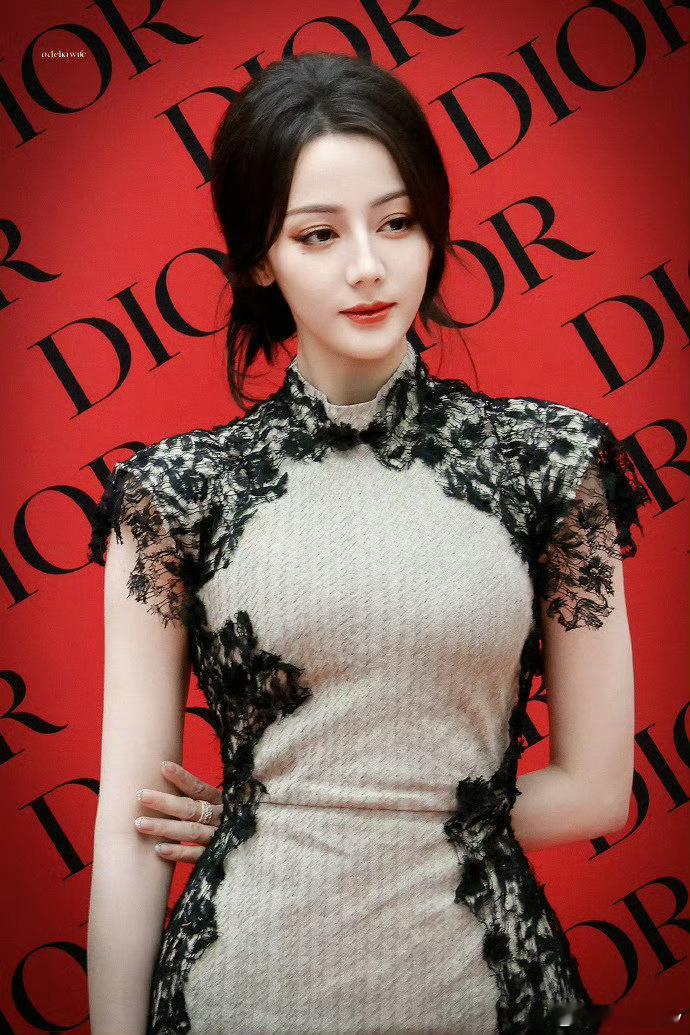 迪丽热巴空降直播 妈妈，我看见仙女了！你好，我的DIOR大小姐[羞嗒嗒] ​​​
