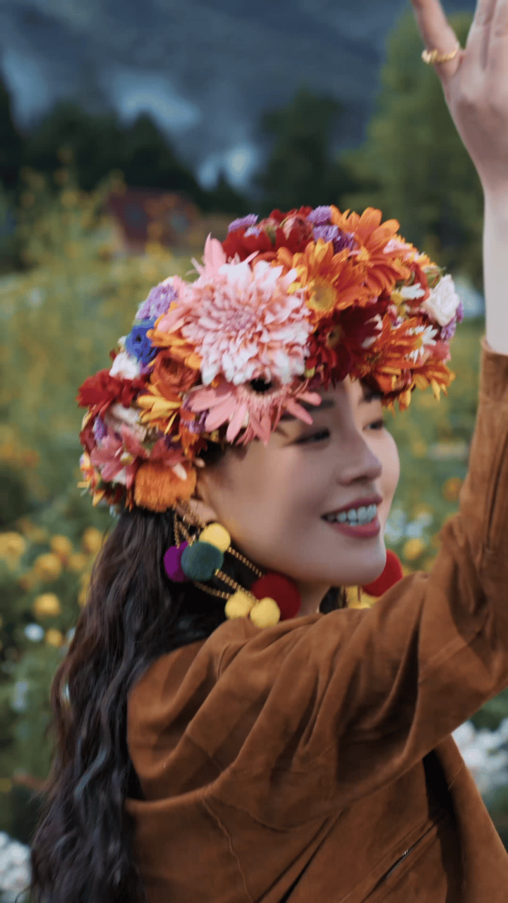 马思纯云南体验簪花 马思纯把簪花戴出了新的味道，不是刻意的是很自然的融合。她笑着