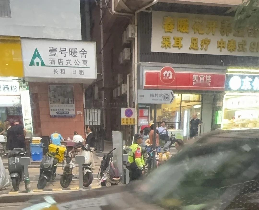 上梅林村周邊一公里的路口
這個早上 我看到了十個不止的交警哥姐
真是華強北處理完