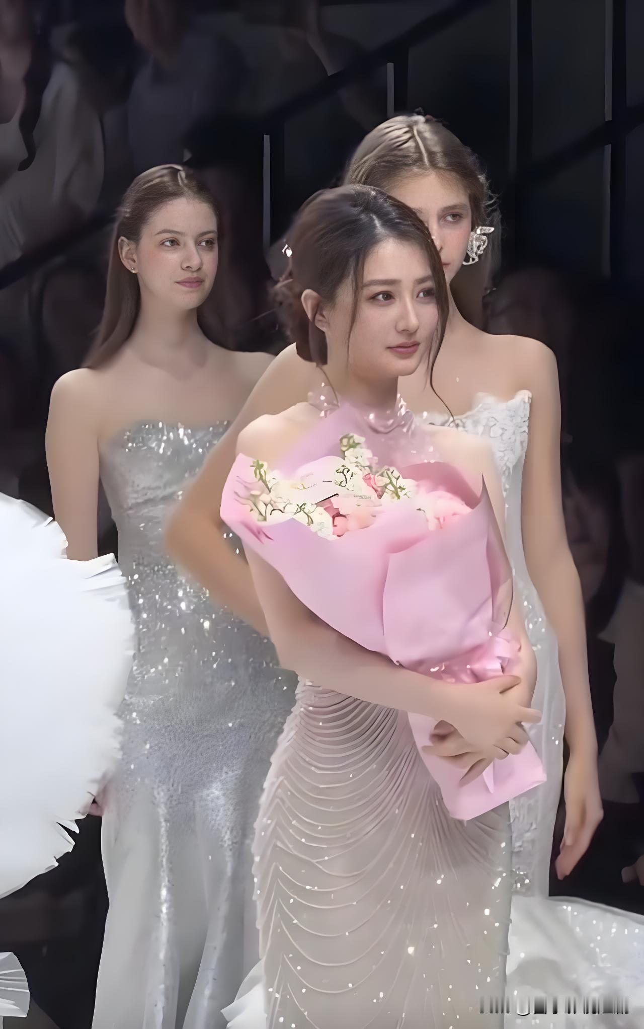 2025年10月11日，徐璐惊艳亮相上海时装周。她身着THIS ONE品牌渐变粉
