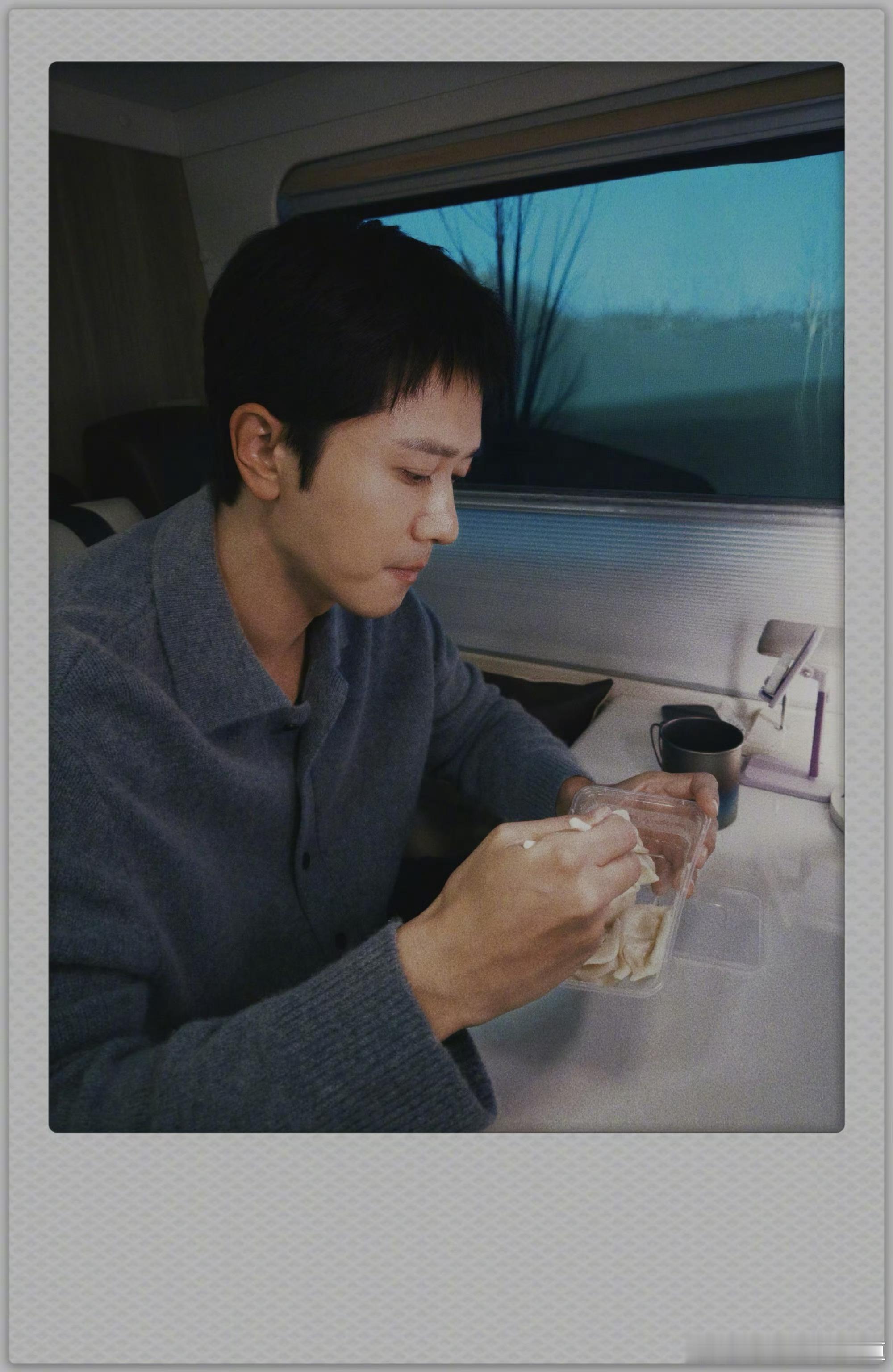 我彭大哥今天出来活动了，看包装盒，我怀疑他和我一样吃的是速冻饺子，我喜欢荠菜肉馅