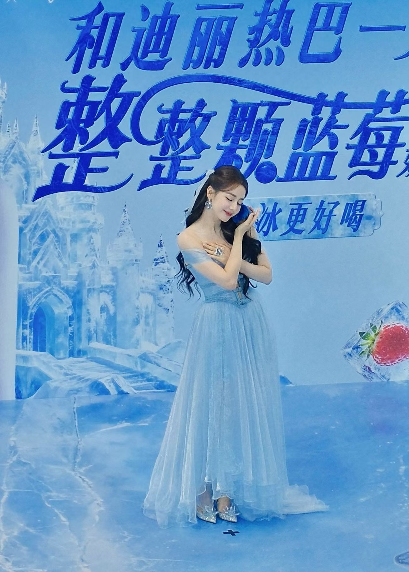 迪丽热巴深V开到腰了迪丽热巴有这样的脸都注意不到