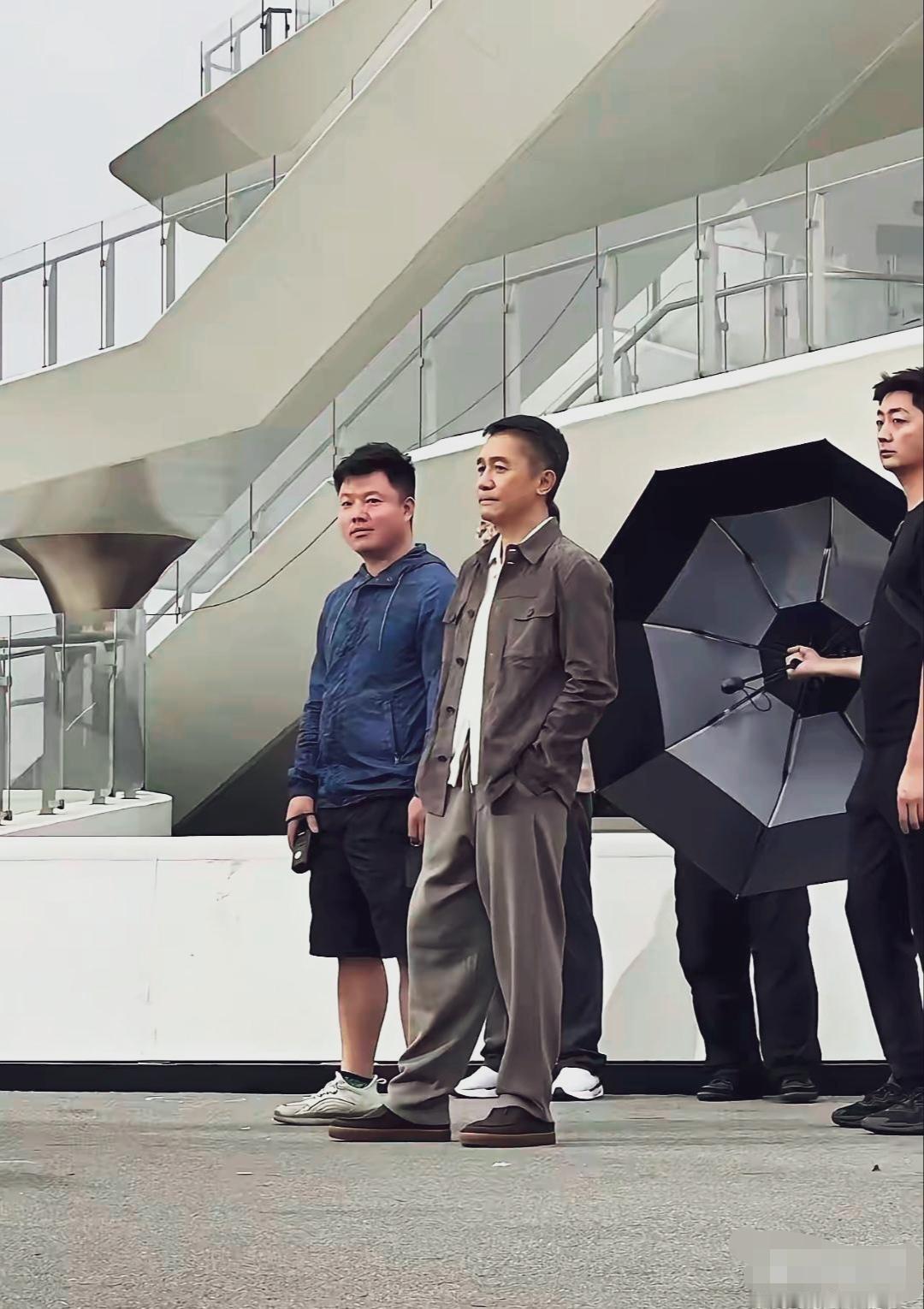 梁朝伟一身休闲穿搭，个子不高，留着平头，很普通的小老头。
