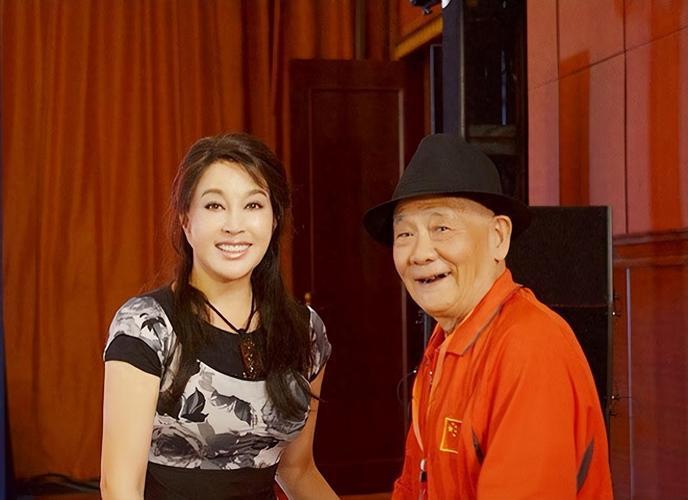 这张弥足珍贵的重逢合影里，演员刘晓庆与《神秘的大佛》导演张华勋再度聚首。当年这部