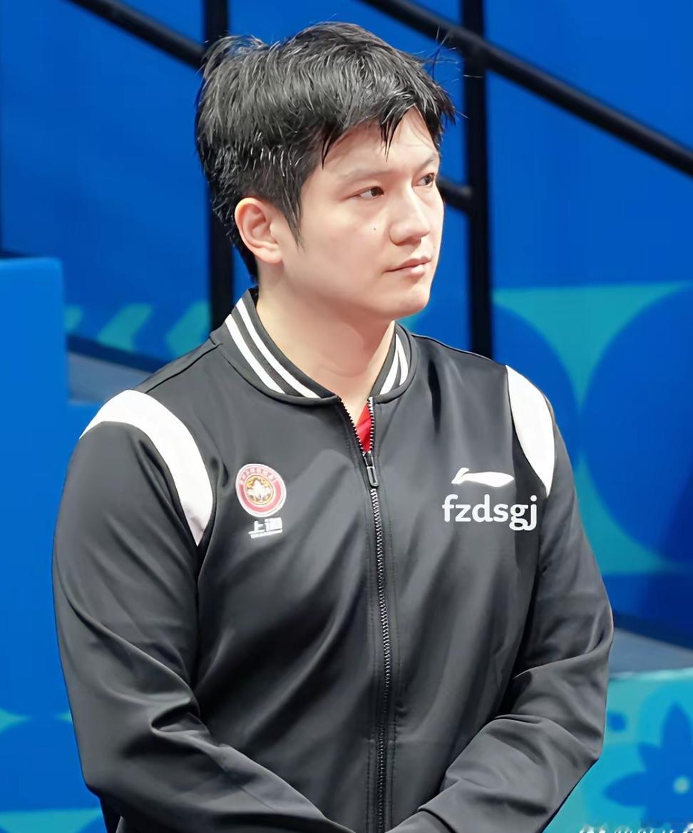 你知道樊振东胸前那一串拼音代表什么意思吗？大家注意到没有，樊振东这次穿的衣服胸前