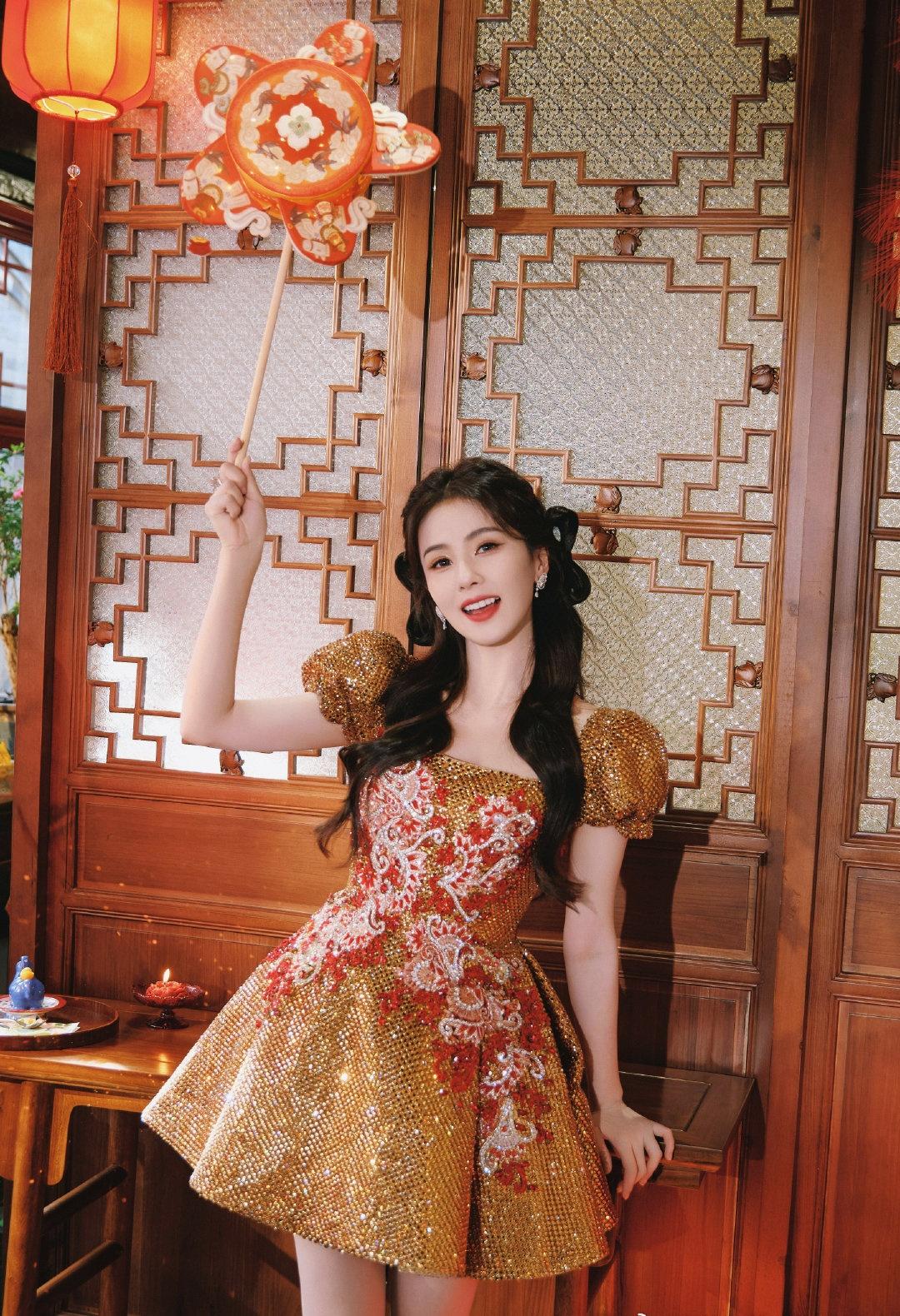 白鹿 🦌 白鹿 🦌白鹿唐宫奇案 🦌

刀风渐歇，李佩仪拂去襟前碎砖，发带依