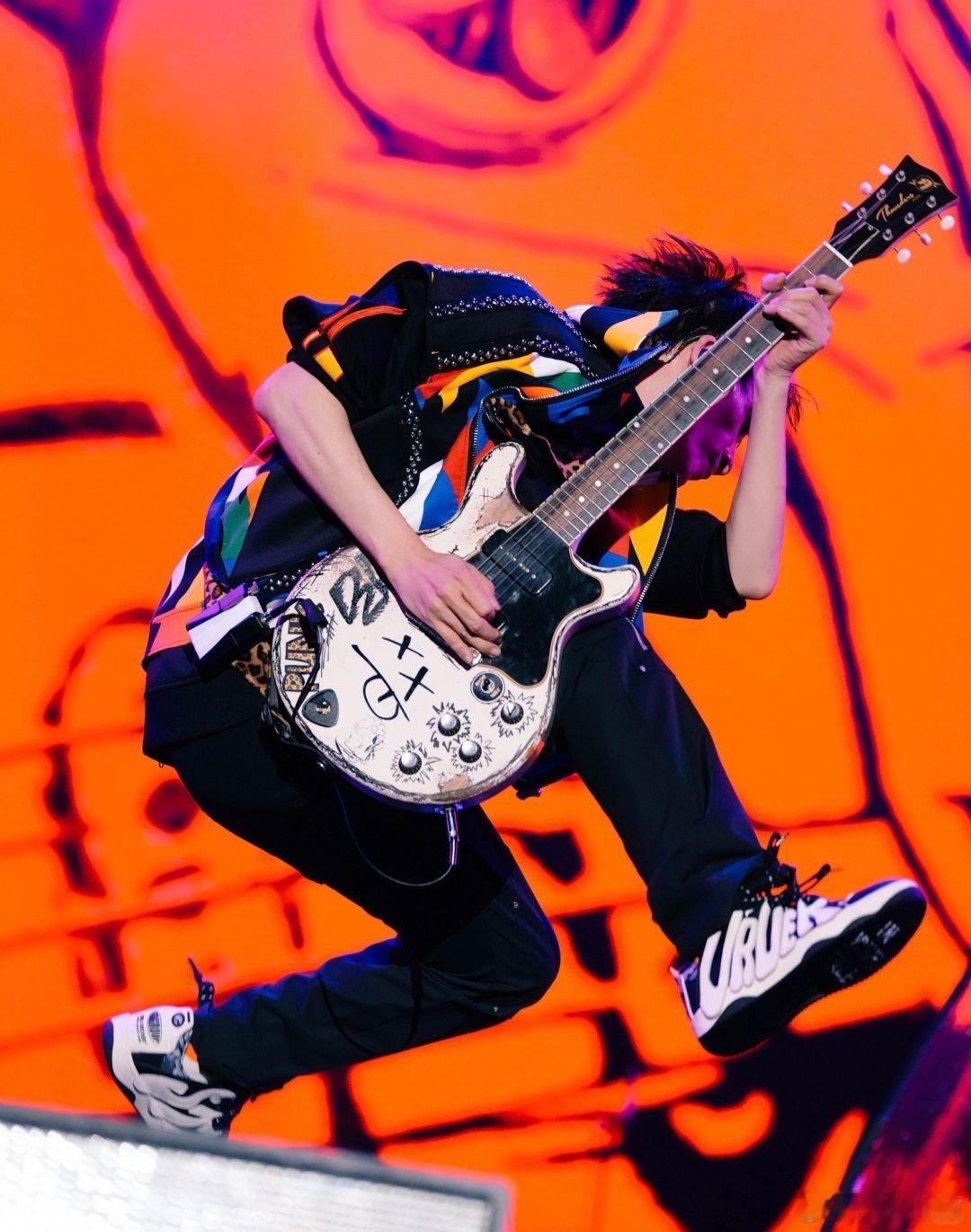 #大张伟说北京伟子来了##大张伟拿的项链是想链# 哥在的地方，就必有梗，真的太喜