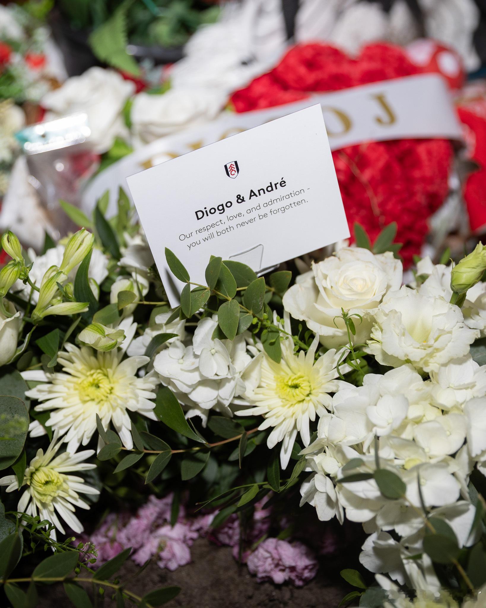 富勒姆官方派出代表给若塔送出纪念花圈 利物浦