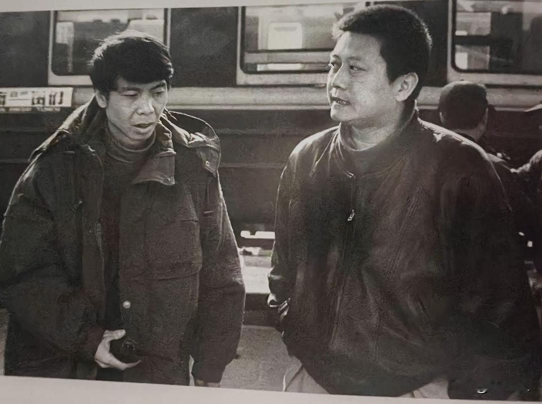 1995年冯小刚和王朔在北京永定门火车站，当时二人正在电影《冤家父子》的拍摄现场