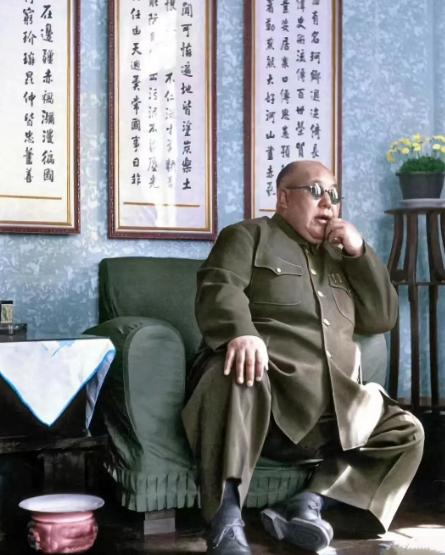[微风]1956年，逃到美国后的马鸿逵在私人公寓内，挺着腐败的大肚子，享受着小姨