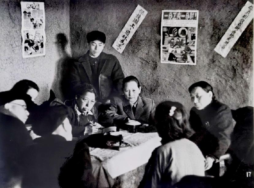 宋庆龄、林伯渠，在黑龙江农村视察