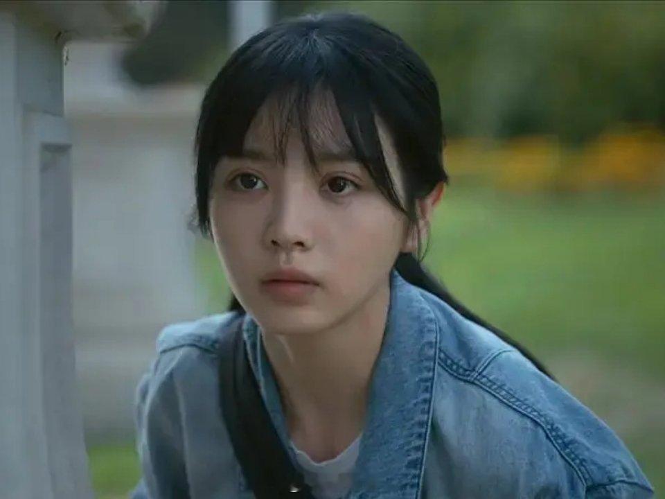 田曦薇离开偶像剧妆造，穿上普通人的衣服真的美吗？ 