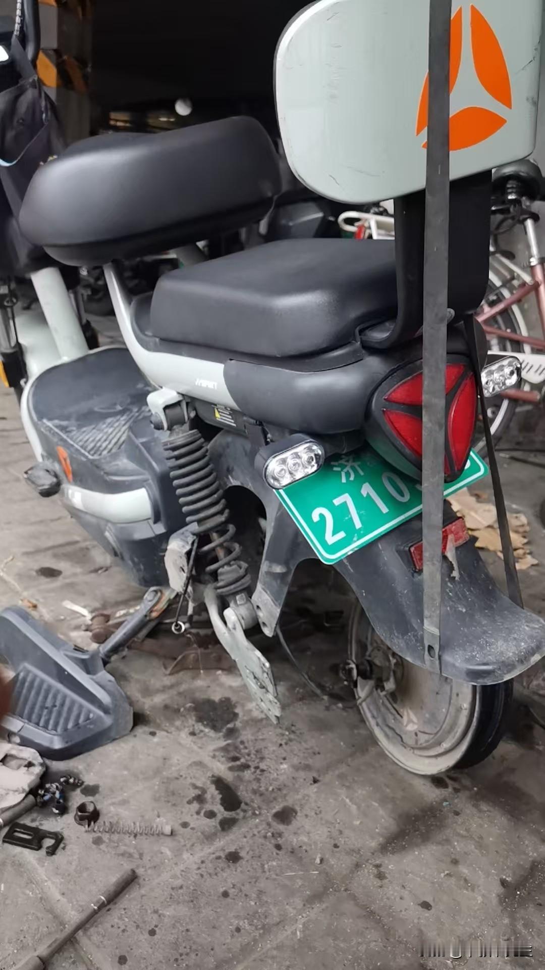 济南电瓶车换胎记，水太深，100元贵不贵？街头摊贩价格便宜到你想象不到！
   
