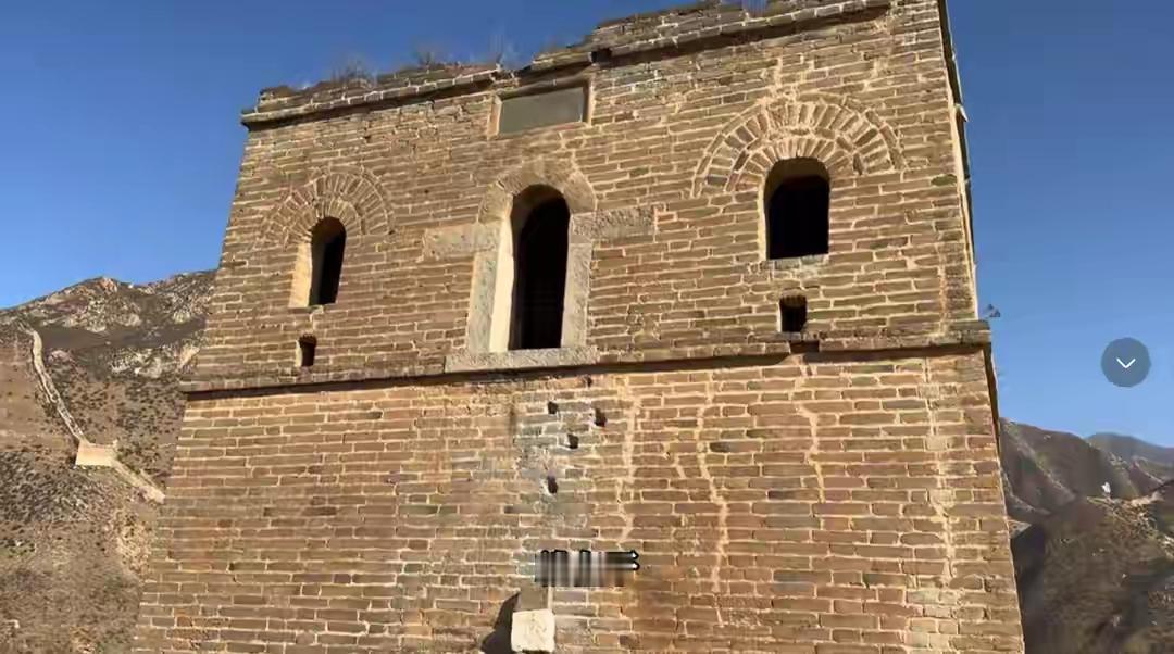 上周末到山西一座国保级长城，整座山就我一个人。

守了四百年的敌楼、六米多高的砖