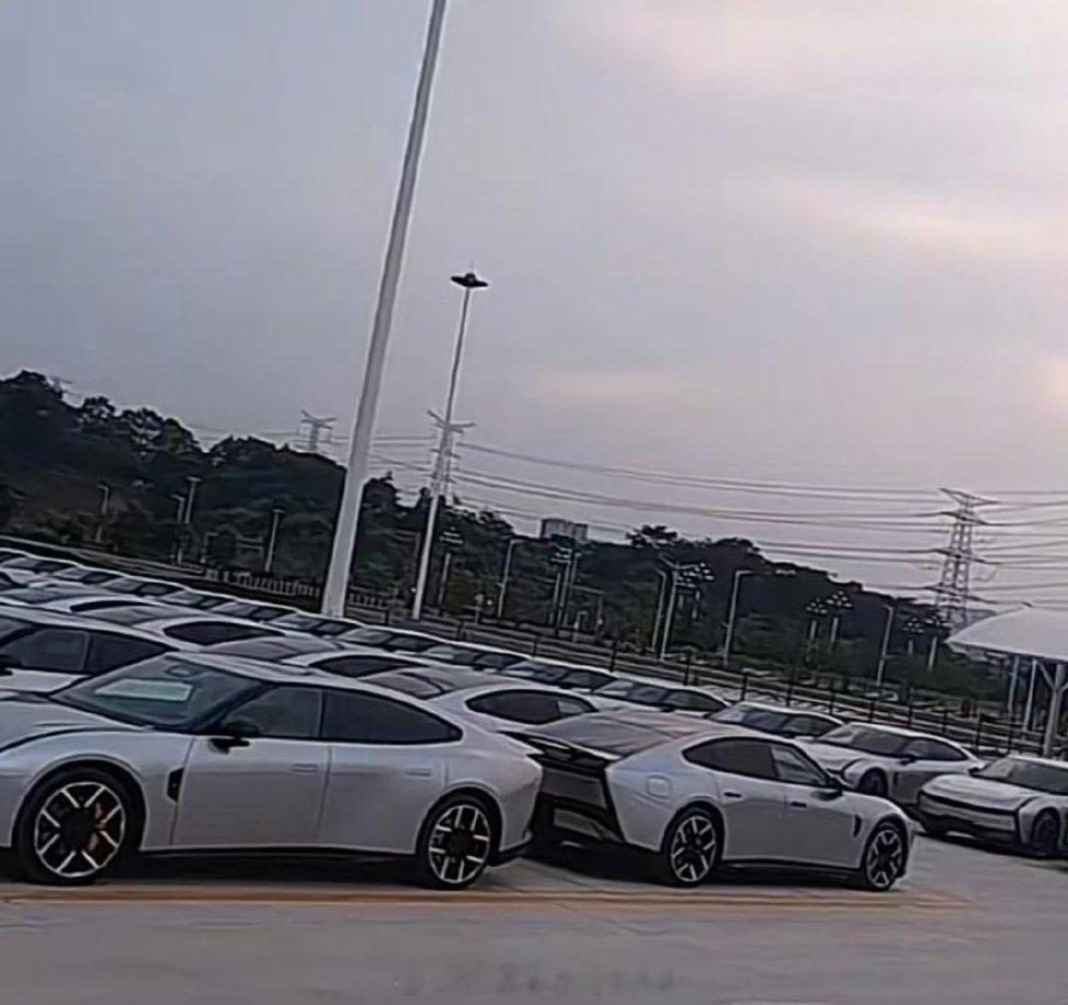 全新小鹏P7已经整装待发了，看来上市发布也不远了[doge]小鹏汽车 ​​​