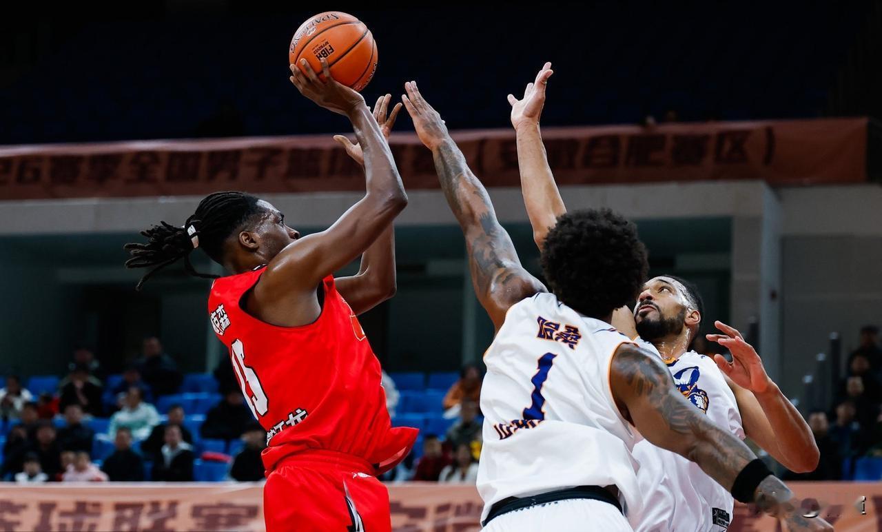 NBL联赛25日晚结束第二轮最后两场比赛，两支主队均在当晚喜迎赛季首胜。

石家