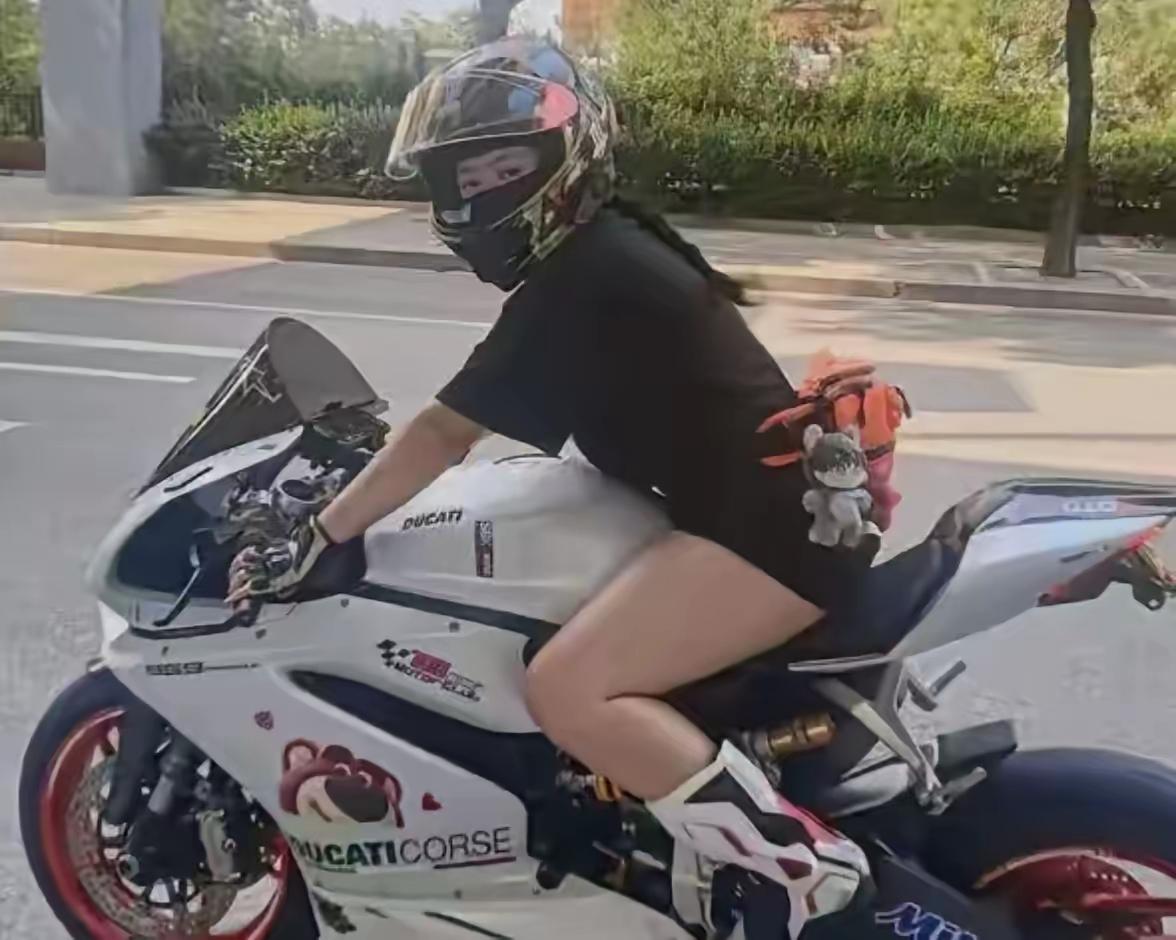 北京23岁机车女孩祝金焕，走了。因路面湿滑车辆失控，人直接没了。姑娘家境优渥，人