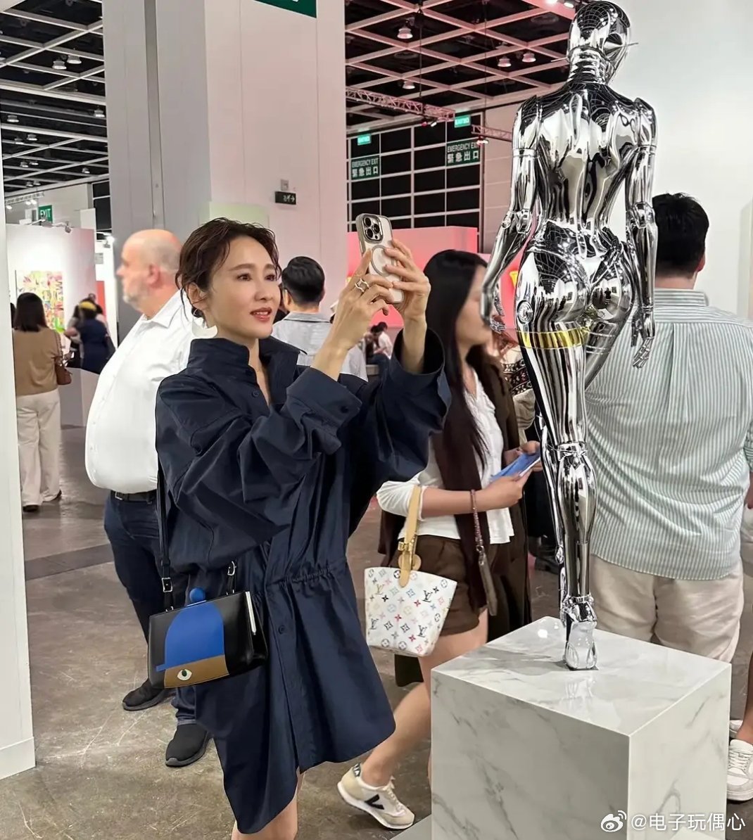 黎姿罕见带女儿公开亮相！母女俩搂肩搭背亲密无间，状态太绝了 