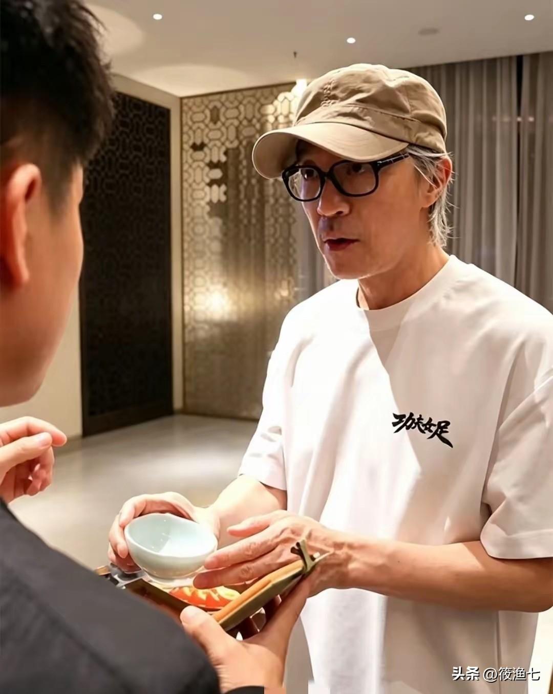 一对汝窑杯换一块4万二的腕表
周星驰回礼董宇辉太大气了，董宇辉也没想到星爷回回赠