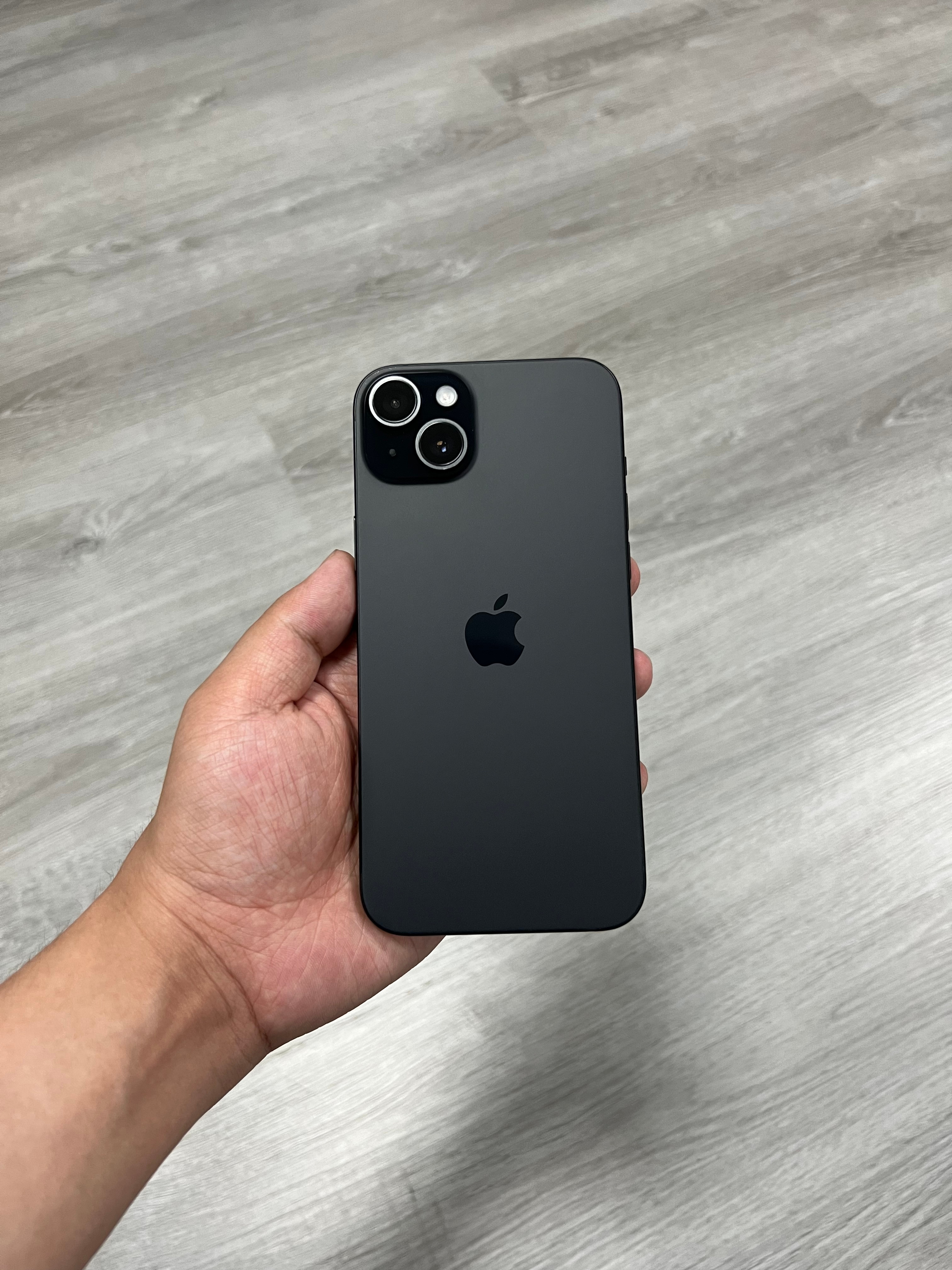 iPhone15 Plus 128G 黑色，屏幕小划痕，外壳磕碰掉漆，🔋效率8