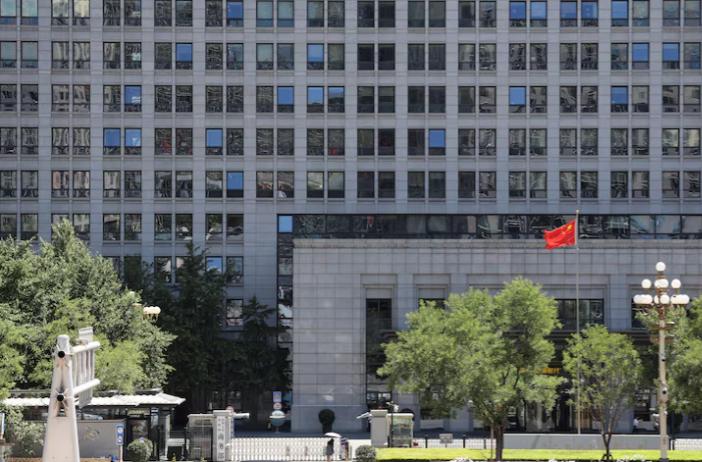 稀土成了中美关系里解不开的死结，中国如果不放开稀土出口，美国就能随时推翻任何之前