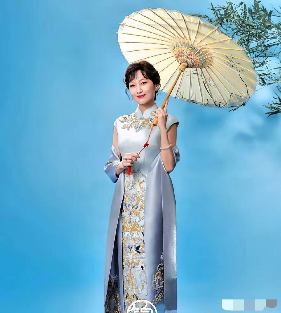 今晚的央视元宵晚会，赵雅芝一出场，我手里的遥控器差点没拿稳，赵雅芝这状态说是七十