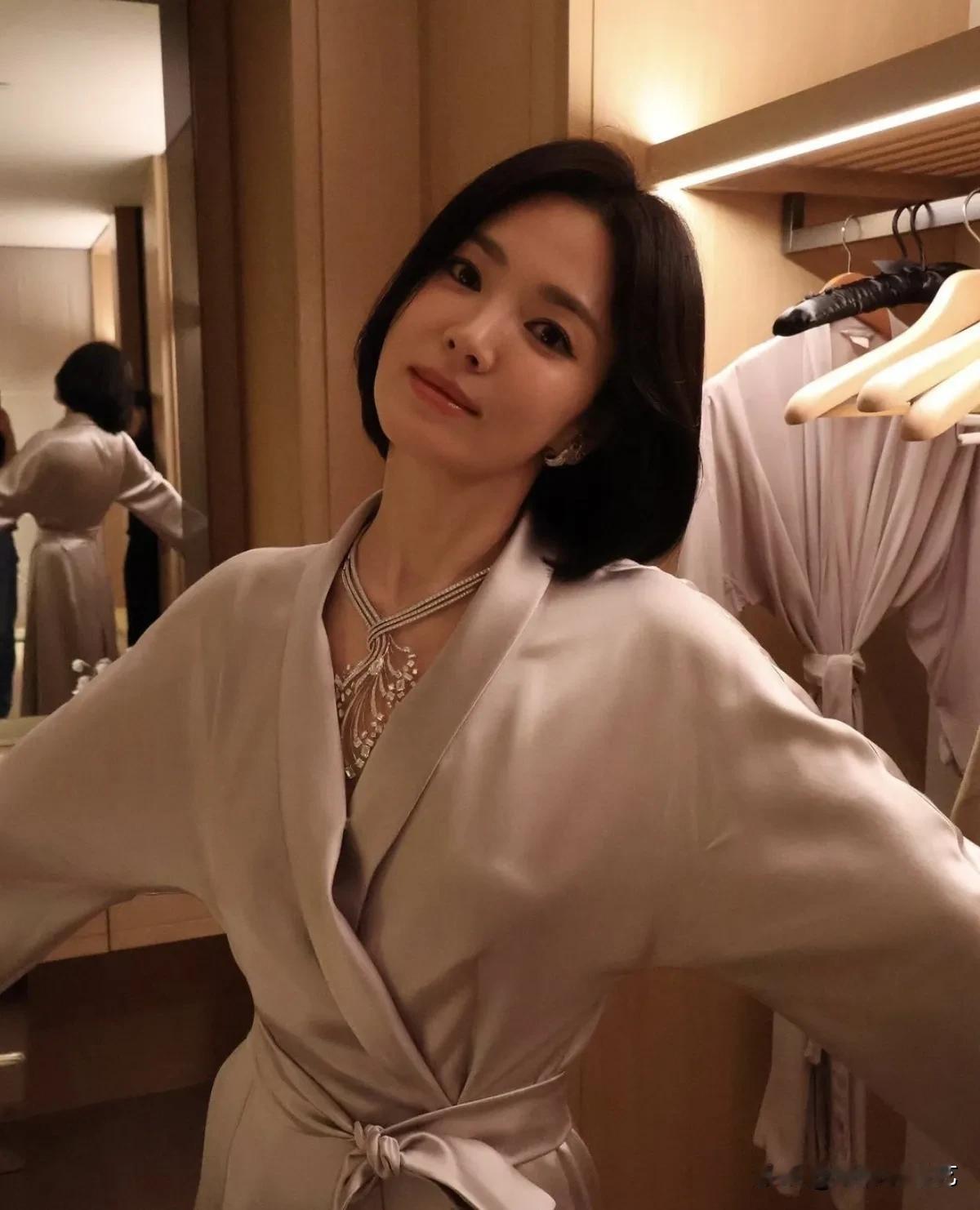25日，演员宋慧乔在自己的Instagram上上传了多张照片。公开的照片中，宋慧