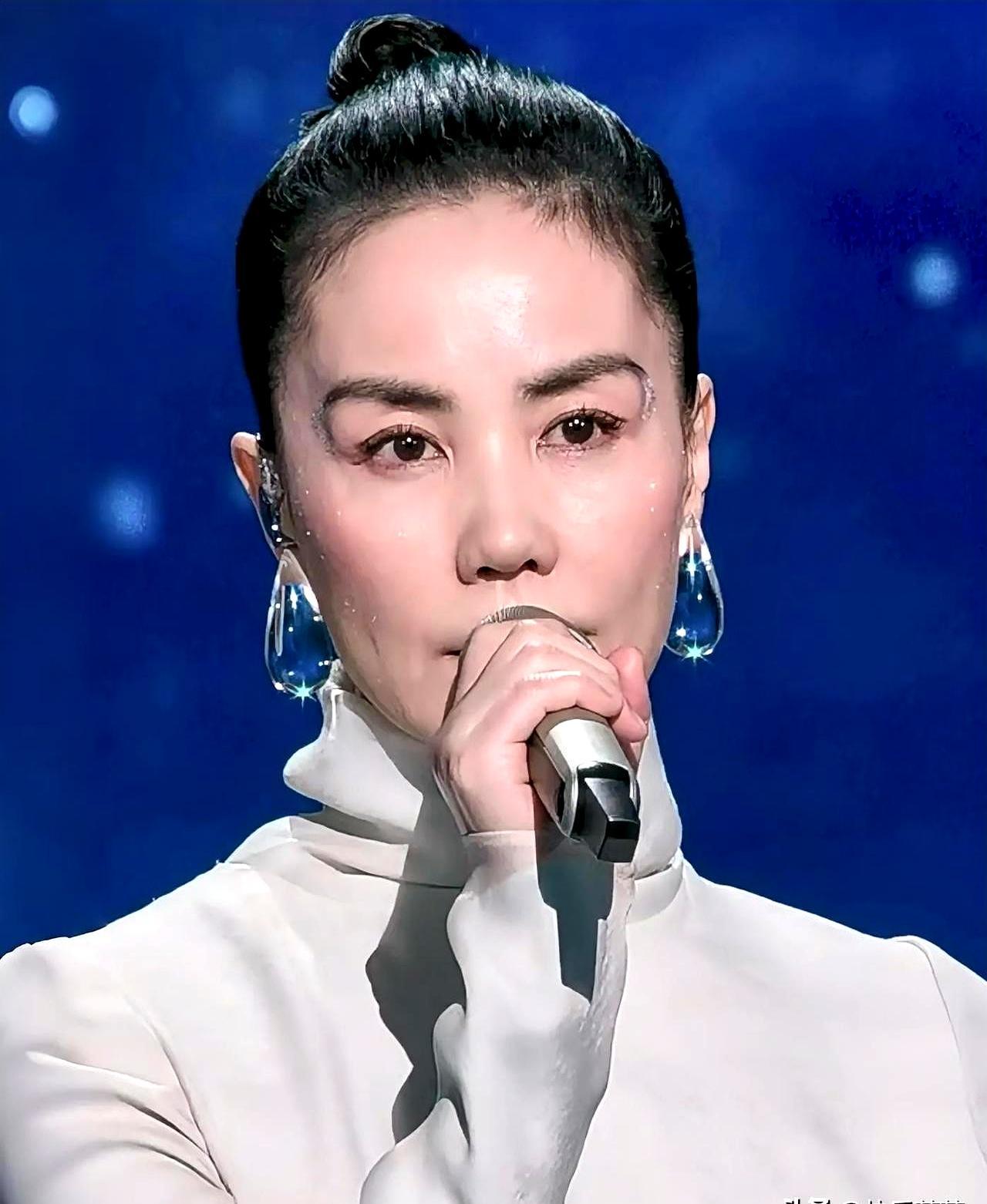 别再嘲笑王菲的眉毛了，那根本不是画给你看的。
 
你看她那对眉，又细又长直接挑进