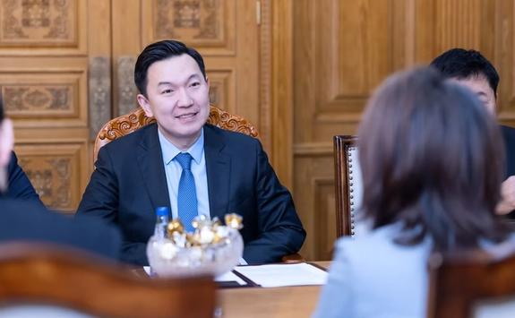 新上任的蒙古总理乌其尔勒近期会见中企代表，会谈开篇先感谢中方8月供应汽油应急救急