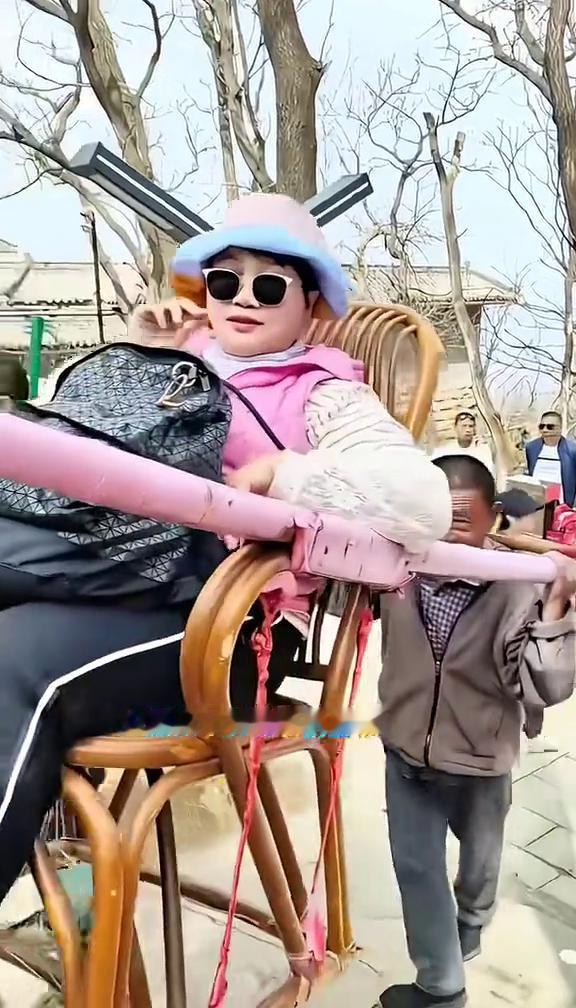 大家注意看，两个男子正用轿子抬着一位女子艰难的在山道上前行。很多人可能会好奇，女