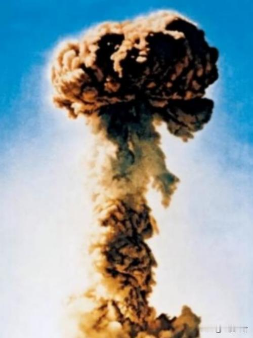 1964年，新华社得到允许，可以公开我国第一颗原子弹爆炸图片，正准备刊登之时突然