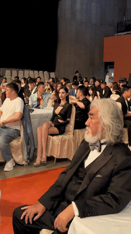 张纪中，还是忍不住回头。