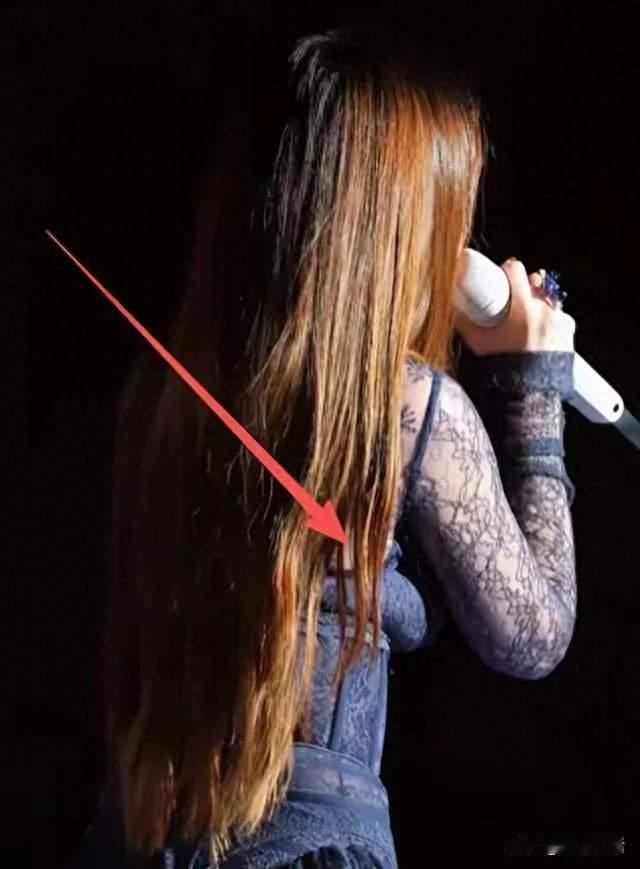 张靓颖演唱会造型大翻车！胸下垂胯宽，又壮又胖，腰间赘肉明显