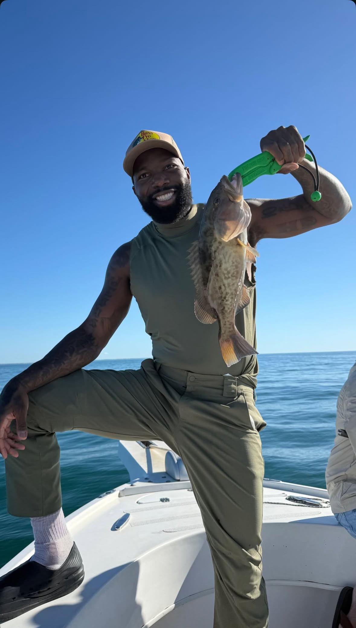 老熟人琼斯看来今年是无球可打了还在钓鱼中🎣 