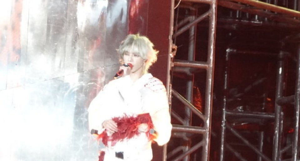 华晨宇演唱会银发造型路透，好绝[送花花] ​​​