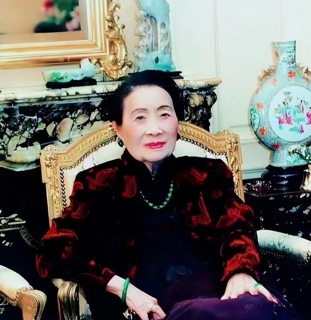 1997年，宋美龄在纽约过百岁生日时期的一张留影，照片中看起来精神状态还不错，那
