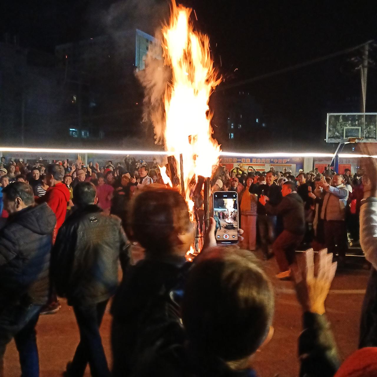 年初一足拉人的篝火晚会

  今天是大年初一。坐标广西巴马甲篆镇坡月村足拉屯文化