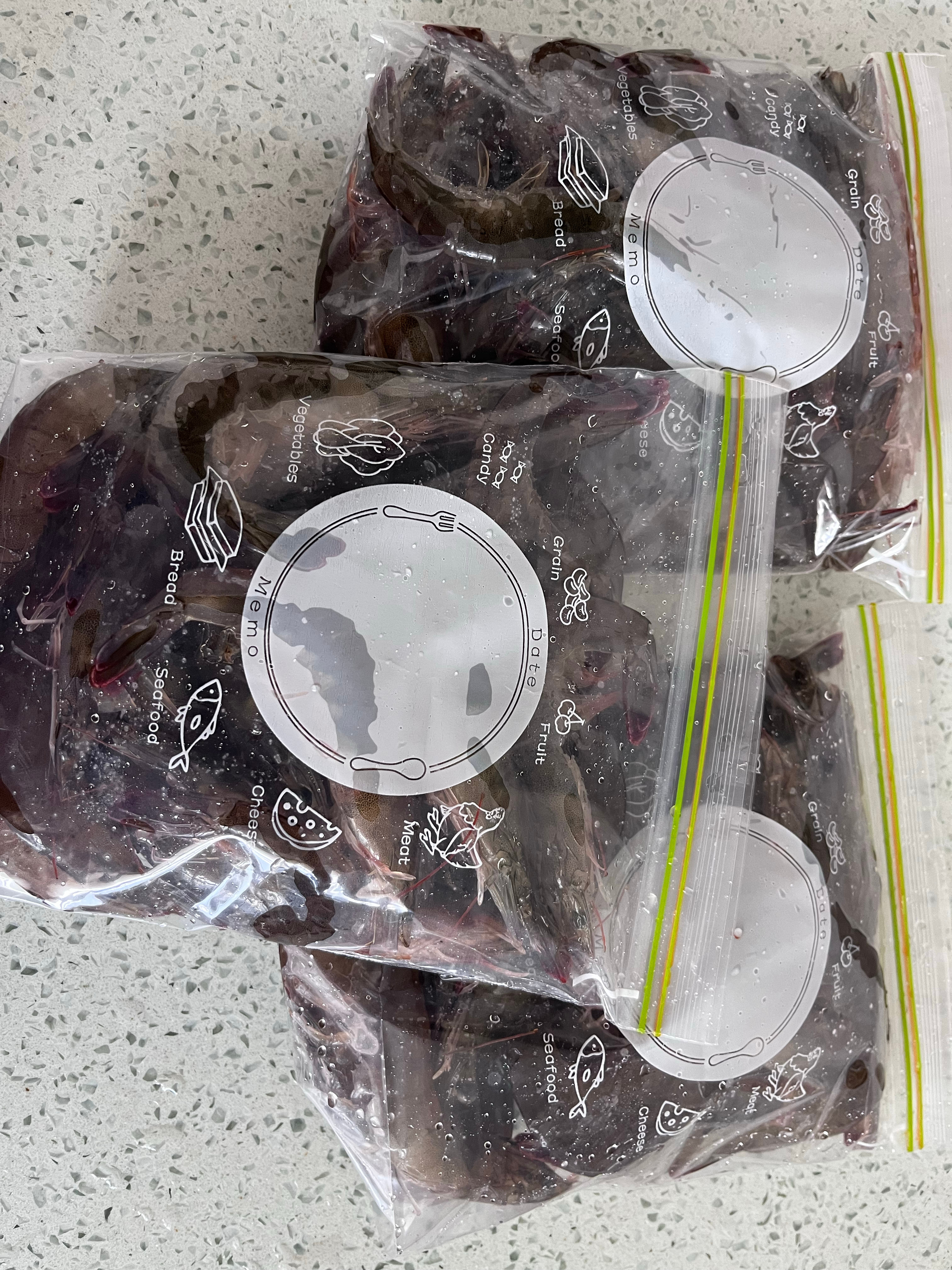 婆婆真好一大早去早市买的鲜活大虾～分装冷藏慢慢吃～ 