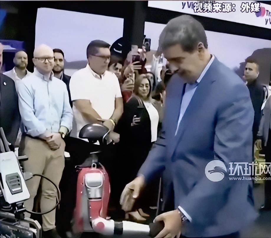 特朗普刚放完“最后一次逞强”的狠话，派海空兵力在门口施压，马杜罗转头就在公开场合