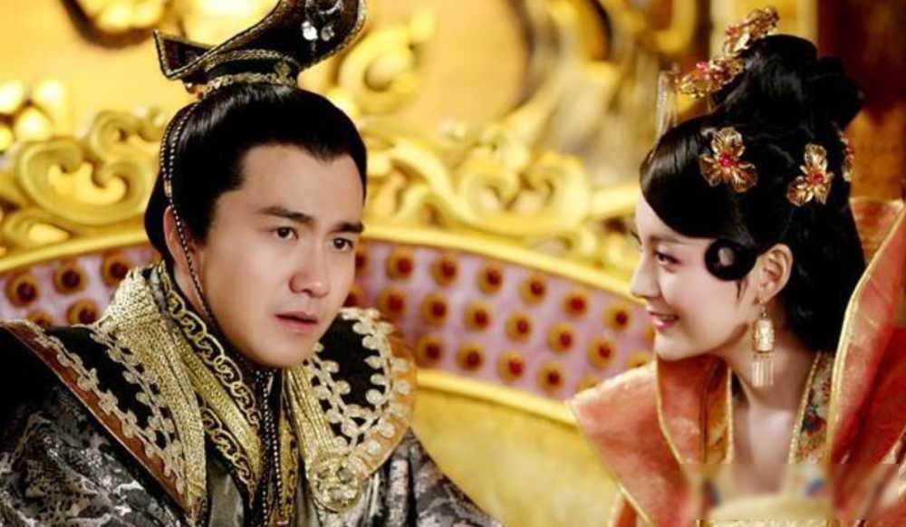 905年，吴王杨行密已装瞎三年，王后朱氏以为他是真瞎了，公然和侍卫调笑，宫女们低