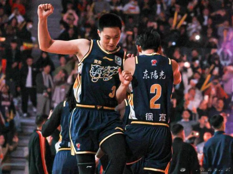 拿600万，11中3还嫉妒徐杰，球迷：徐杰受伤你笑，徐杰三分你苦脸曾经广东男篮的