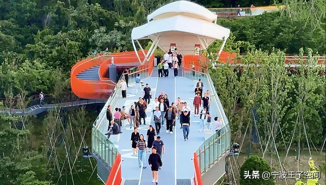 为什么这里的夜景这么迷人？

1. 浙江最长的空中栈道
3.9公里的橙红色空中栈
