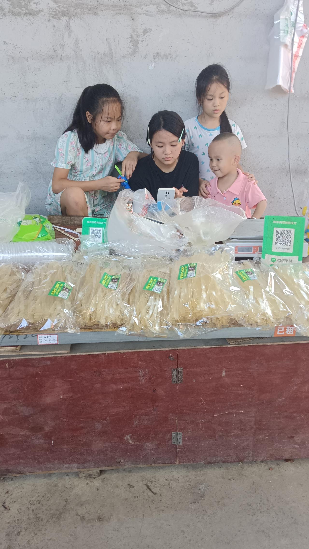 从前一家有好几个孩子都能顺利拉扯大，如今养两个孩子都觉得特别费力，养娃压力真是大