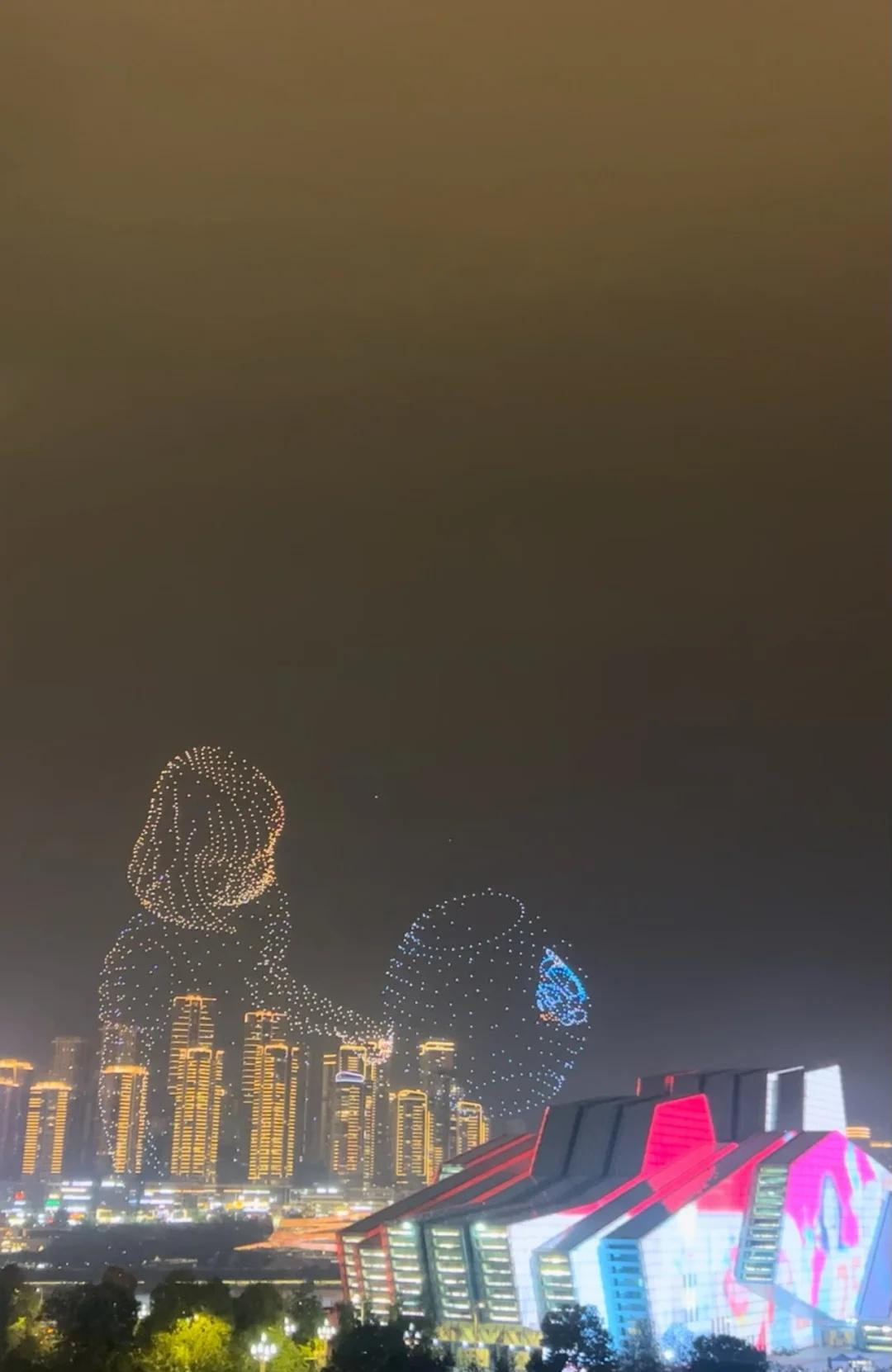 这真是 重庆人的浪漫 
无人机还能这么表演，也是绝了！