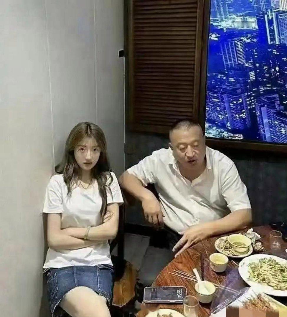 基因的强大，父女俩简直一模一样！ 