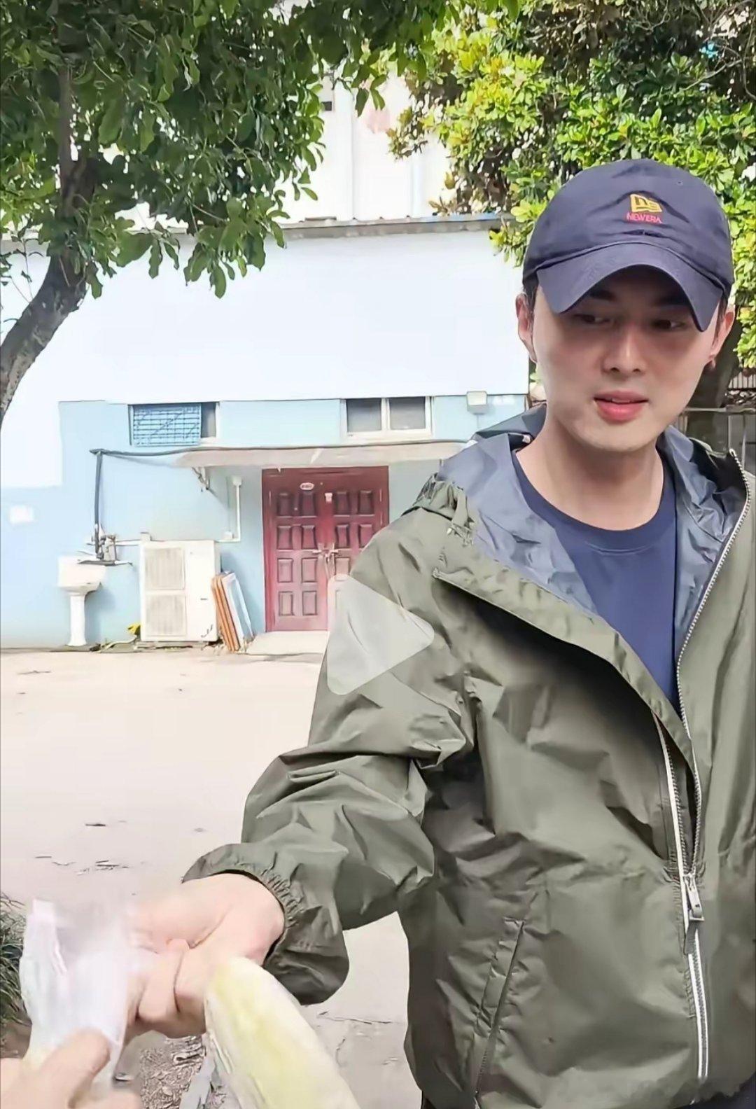 别人不能拍戏是直播带货叶祖新不一样，他能回家种地，说家里的地一眼望不到头叶祖新给